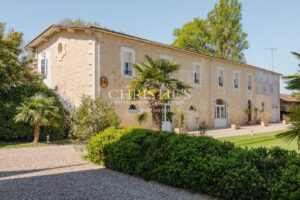 Château hôtelier et touristique à 40 min de Bordeaux.