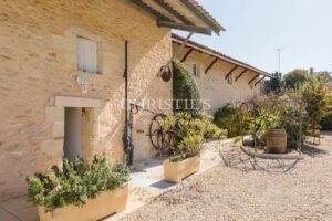 Château hôtelier et touristique à 40 min de Bordeaux.