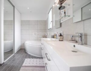 Deux magnifiques maisons perchées sur une colline, avec piscine, près d'Agen