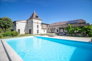 Deux magnifiques maisons perchées sur une colline, avec piscine, près d'Agen