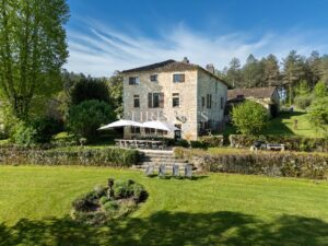 Propriété exceptionnelle comprenant cinq résidences, une piscine chauffée, un court de tennis et 23 hectares principalement de forêt verdoyante