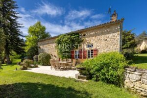 Propriété exceptionnelle comprenant cinq résidences, une piscine chauffée, un court de tennis et 23 hectares principalement de forêt verdoyante