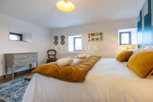 Propriété exceptionnelle comprenant cinq résidences, une piscine chauffée, un court de tennis et 23 hectares principalement de forêt verdoyante