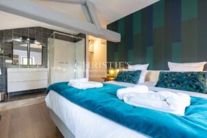 Propriété exceptionnelle comprenant cinq résidences, une piscine chauffée, un court de tennis et 23 hectares principalement de forêt verdoyante