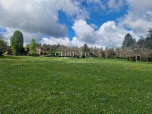 Propriété exceptionnelle comprenant cinq résidences, une piscine chauffée, un court de tennis et 23 hectares principalement de forêt verdoyante