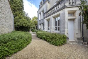 COGNAC - Prestigieuse maison de négoce avec vignoble