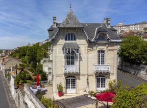 Magnificent Art Nouveau villa in the center of Angoulême.