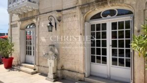 Magnificent Art Nouveau villa in the center of Angoulême.