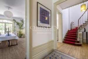 Magnificent Art Nouveau villa in the center of Angoulême.