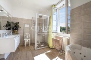 Magnificent Art Nouveau villa in the center of Angoulême.