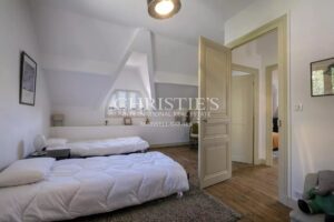 Magnificent Art Nouveau villa in the center of Angoulême.