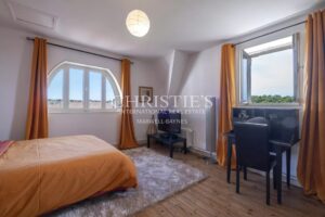 Magnificent Art Nouveau villa in the center of Angoulême.