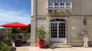 Magnificent Art Nouveau villa in the center of Angoulême.