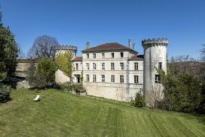 Un château baigné de lumière dans un écrin naturel d’exception – aux portes d’Angoulême