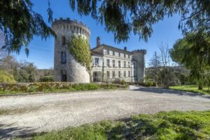 Un château baigné de lumière dans un écrin naturel d’exception – aux portes d’Angoulême