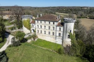 Un château baigné de lumière dans un écrin naturel d’exception – aux portes d’Angoulême
