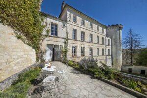 Un château baigné de lumière dans un écrin naturel d’exception – aux portes d’Angoulême