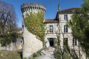 Un château baigné de lumière dans un écrin naturel d’exception – aux portes d’Angoulême