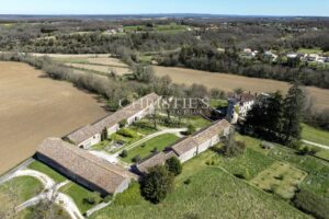 Un château baigné de lumière dans un écrin naturel d’exception – aux portes d’Angoulême