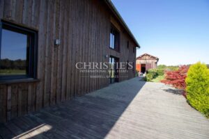 SECHOIR DE TABAC réaffectée nichée dans un cadre rural pittoresque, offrant 5 hectares de terre qui vous relient harmonieusement à la nature.