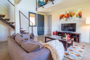 SECHOIR DE TABAC réaffectée nichée dans un cadre rural pittoresque, offrant 5 hectares de terre qui vous relient harmonieusement à la nature.