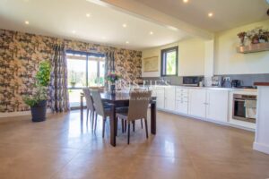 SECHOIR DE TABAC réaffectée nichée dans un cadre rural pittoresque, offrant 5 hectares de terre qui vous relient harmonieusement à la nature.