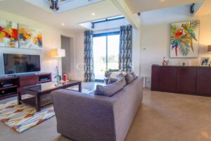 SECHOIR DE TABAC réaffectée nichée dans un cadre rural pittoresque, offrant 5 hectares de terre qui vous relient harmonieusement à la nature.