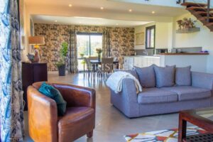 SECHOIR DE TABAC réaffectée nichée dans un cadre rural pittoresque, offrant 5 hectares de terre qui vous relient harmonieusement à la nature.