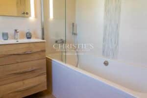 SECHOIR DE TABAC réaffectée nichée dans un cadre rural pittoresque, offrant 5 hectares de terre qui vous relient harmonieusement à la nature.