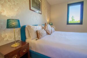 SECHOIR DE TABAC réaffectée nichée dans un cadre rural pittoresque, offrant 5 hectares de terre qui vous relient harmonieusement à la nature.