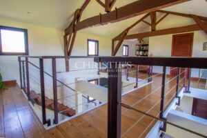 SECHOIR DE TABAC réaffectée nichée dans un cadre rural pittoresque, offrant 5 hectares de terre qui vous relient harmonieusement à la nature.