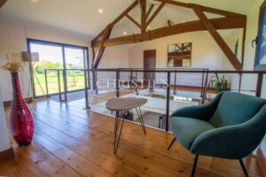 SECHOIR DE TABAC réaffectée nichée dans un cadre rural pittoresque, offrant 5 hectares de terre qui vous relient harmonieusement à la nature.