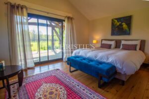 SECHOIR DE TABAC réaffectée nichée dans un cadre rural pittoresque, offrant 5 hectares de terre qui vous relient harmonieusement à la nature.