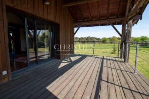 SECHOIR DE TABAC réaffectée nichée dans un cadre rural pittoresque, offrant 5 hectares de terre qui vous relient harmonieusement à la nature.
