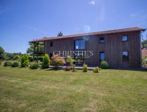 SECHOIR DE TABAC réaffectée nichée dans un cadre rural pittoresque, offrant 5 hectares de terre qui vous relient harmonieusement à la nature.
