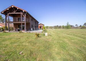 SECHOIR DE TABAC réaffectée nichée dans un cadre rural pittoresque, offrant 5 hectares de terre qui vous relient harmonieusement à la nature.