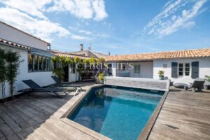 Charmante maison de famille rétaise, au cœur du village