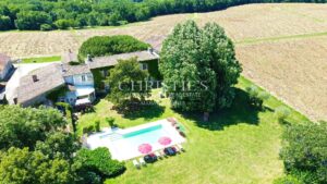 18-hectare estate with dominant views, maison de maitre and gites - great potential !