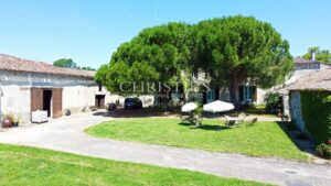 18-hectare estate with dominant views, maison de maitre and gites - great potential !