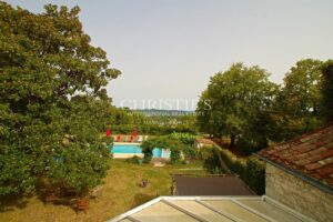 18-hectare estate with dominant views, maison de maitre and gites - great potential !