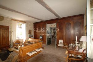 18-hectare estate with dominant views, maison de maitre and gites - great potential !