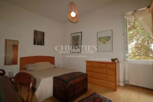 18-hectare estate with dominant views, maison de maitre and gites - great potential !