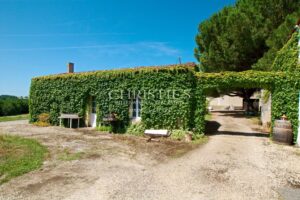 18-hectare estate with dominant views, maison de maitre and gites - great potential !