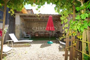 18-hectare estate with dominant views, maison de maitre and gites - great potential !