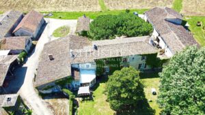 18-hectare estate with dominant views, maison de maitre and gites - great potential !