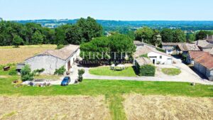 18-hectare estate with dominant views, maison de maitre and gites - great potential !