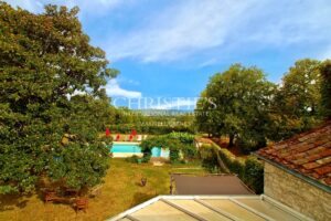 Propriété de 18 hectares avec vue dominante, maison de maître et gites - superbe potentiel !