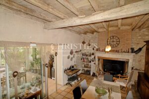 Propriété de 18 hectares avec vue dominante, maison de maître et gites - superbe potentiel  !