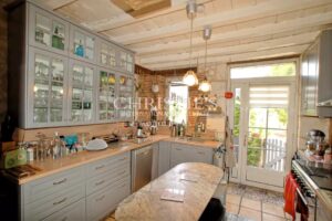 Propriété de 18 hectares avec vue dominante, maison de maître et gites - superbe potentiel  !