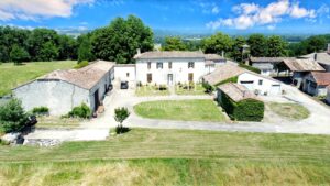Propriété de 18 hectares avec vue dominante, maison de maître et gites - superbe potentiel  !